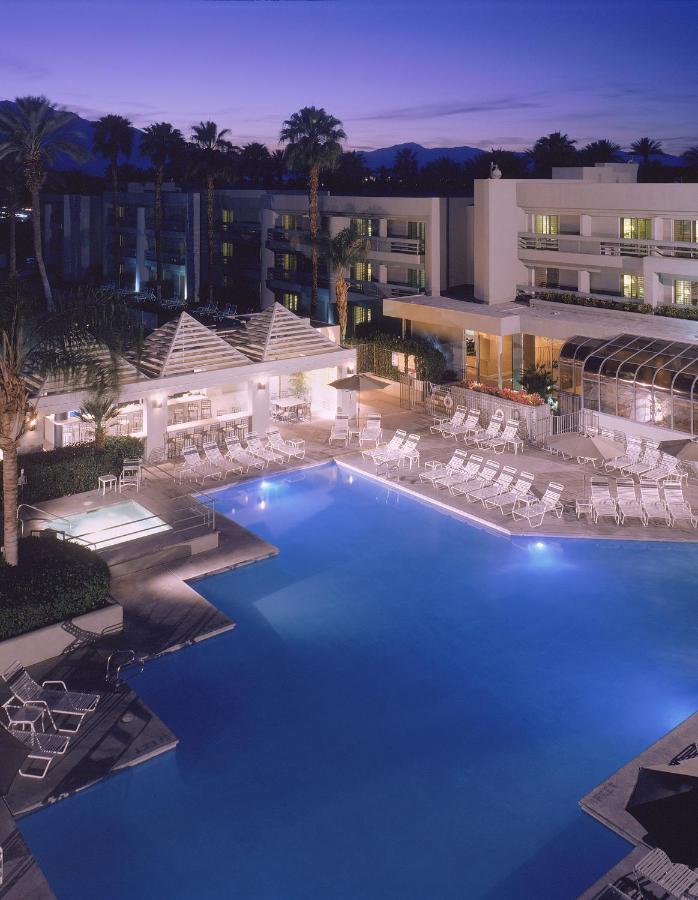Heated swimming pool: Indian Wells Resort Hotel