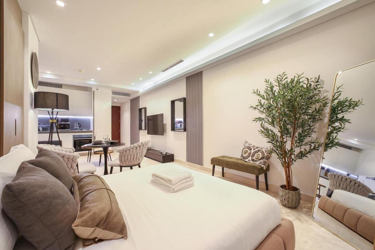 Voguish studio! Walk to Burj Khalifasleeps 3! - 5