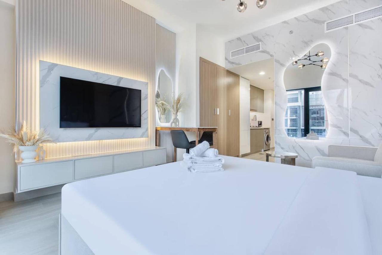 Tranquil Studio Retreat in Azizi 34 Near Downtown