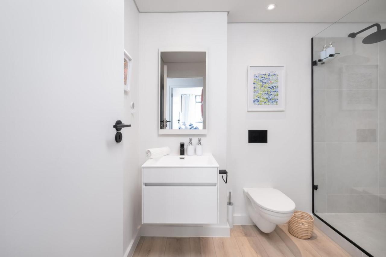 Heart Of Sea Point Mountain Views - 3