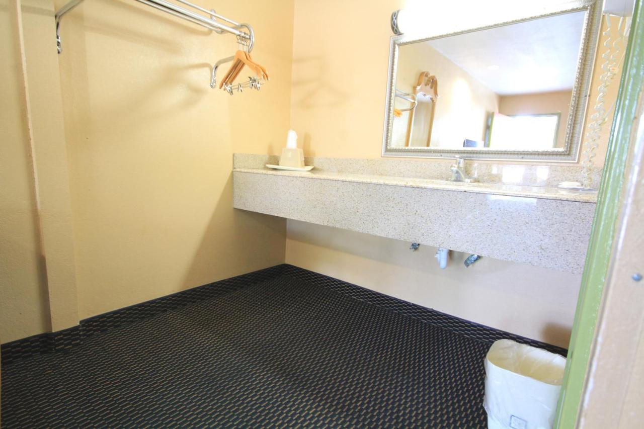 Holiday Terrace Motel — photo 18