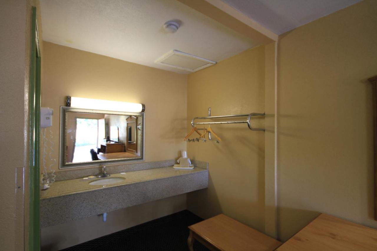 Holiday Terrace Motel — photo 19