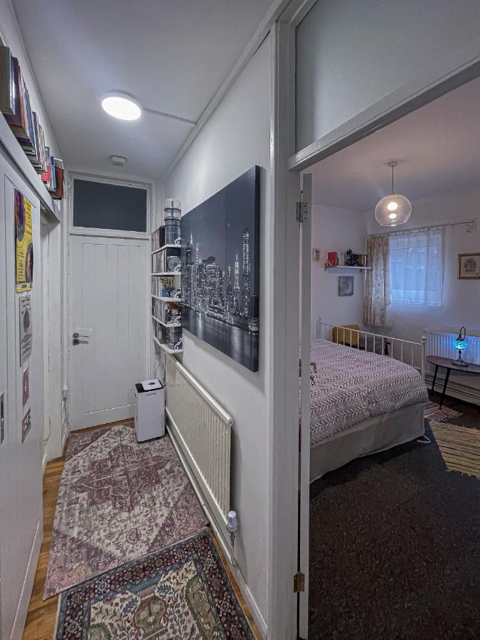 Centrally Located Comfortable Room in London - 2