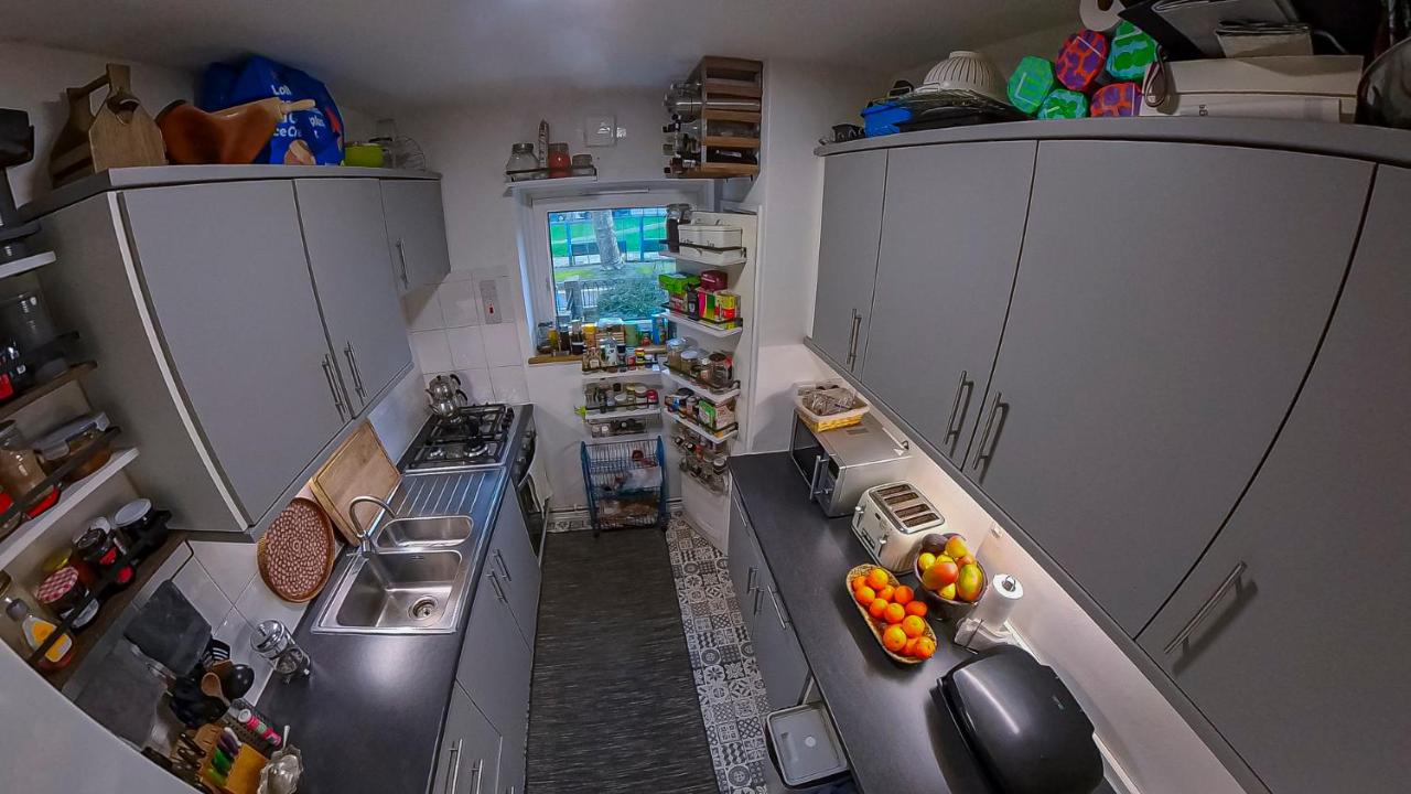 Centrally Located Comfortable Room in London - 4