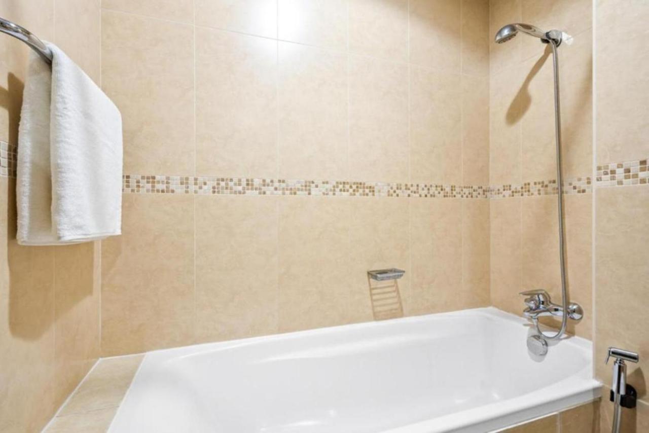 Click Stay - JLT - Entire Studio & Balcony Lakes view Apartment -NA - 3