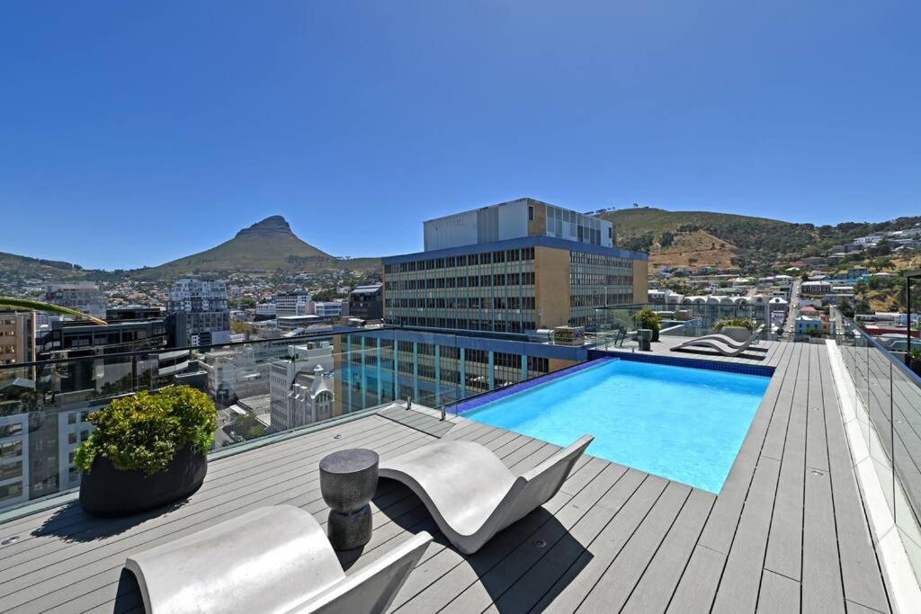 Hannah 209 - The Tokyo - 2