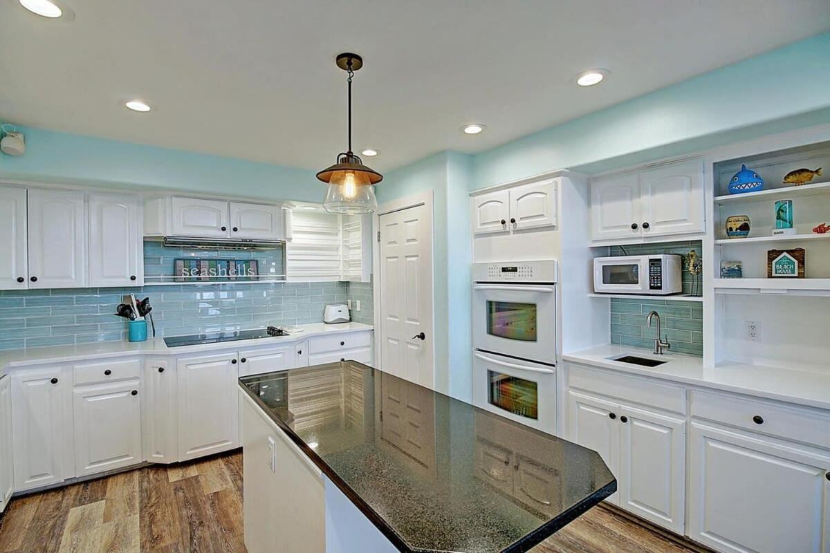 La Playa Paradise 4 Bedrooms 3 Bathrooms Home — photo 5