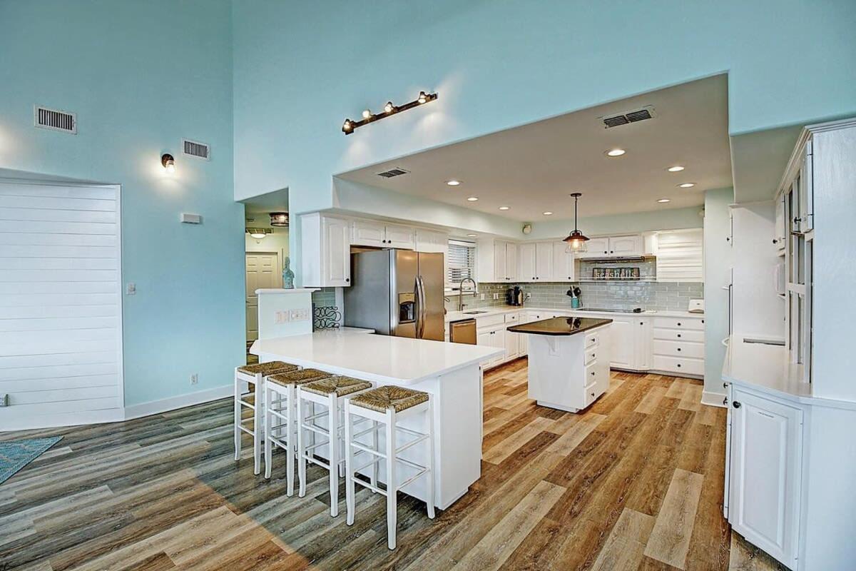 La Playa Paradise 4 Bedrooms 3 Bathrooms Home — photo 13