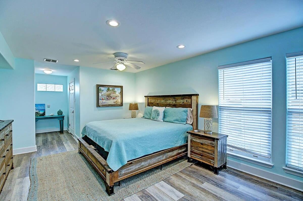 La Playa Paradise 4 Bedrooms 3 Bathrooms Home — photo 17