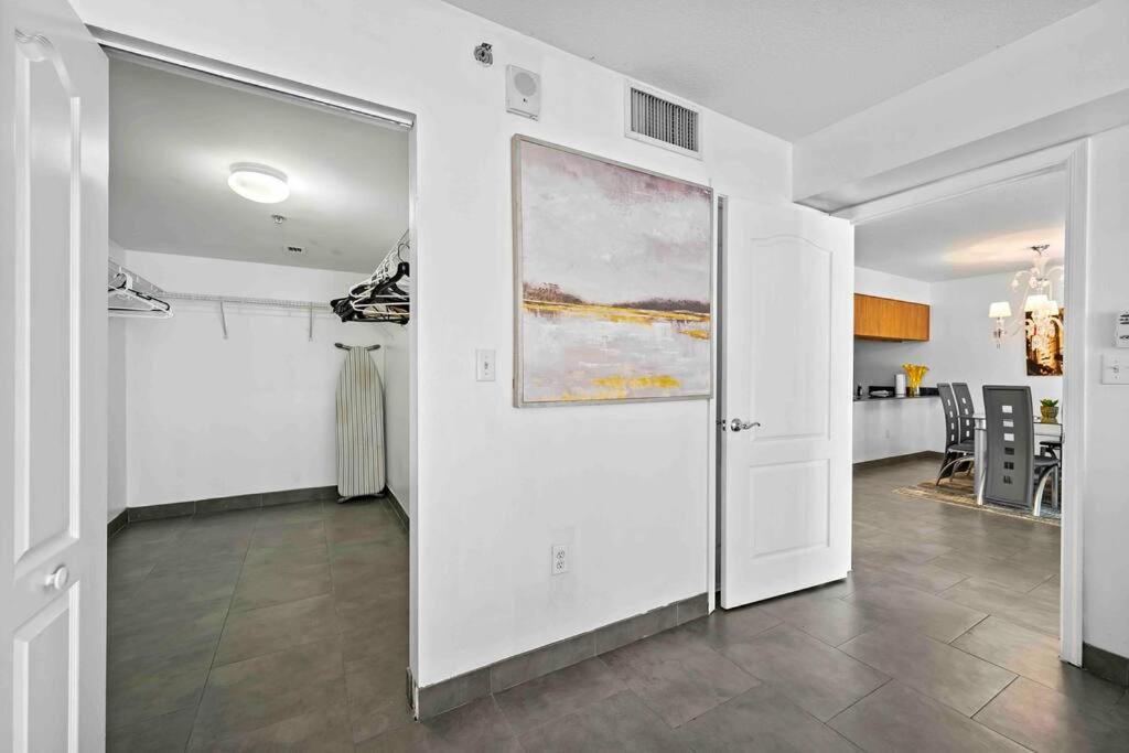 Luxury 1 BDR • 30th Floor • Brickell • Water Views - 2