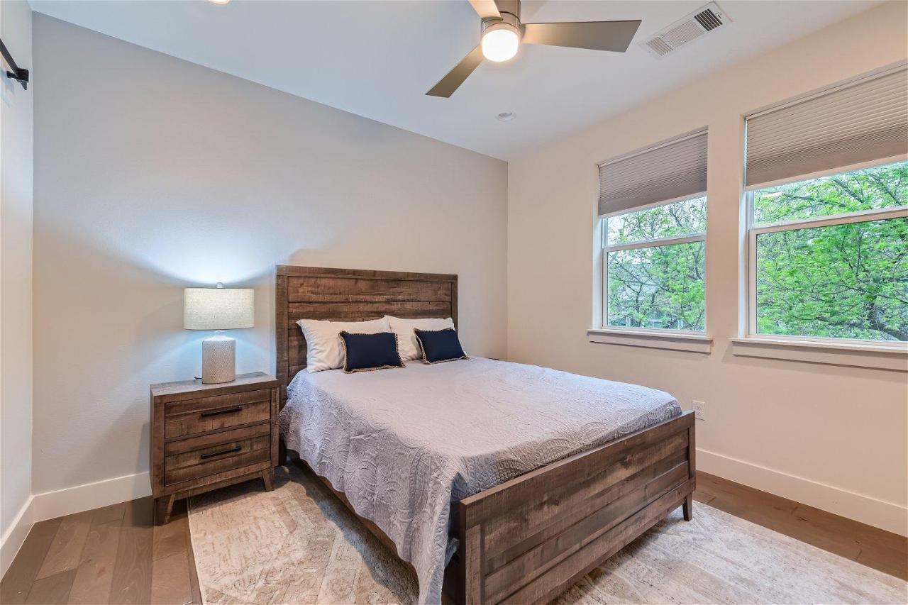 Off the hook in Austin with Chic 2BR Retreat plus Firepit - 3