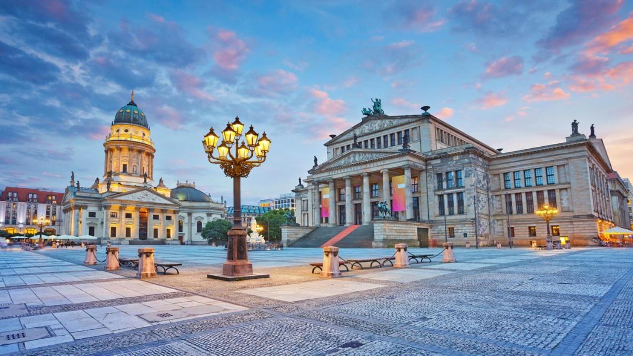 Amazing apartment in the heart of Berlin next to Check Point Charlie, 1 to 4 Guests