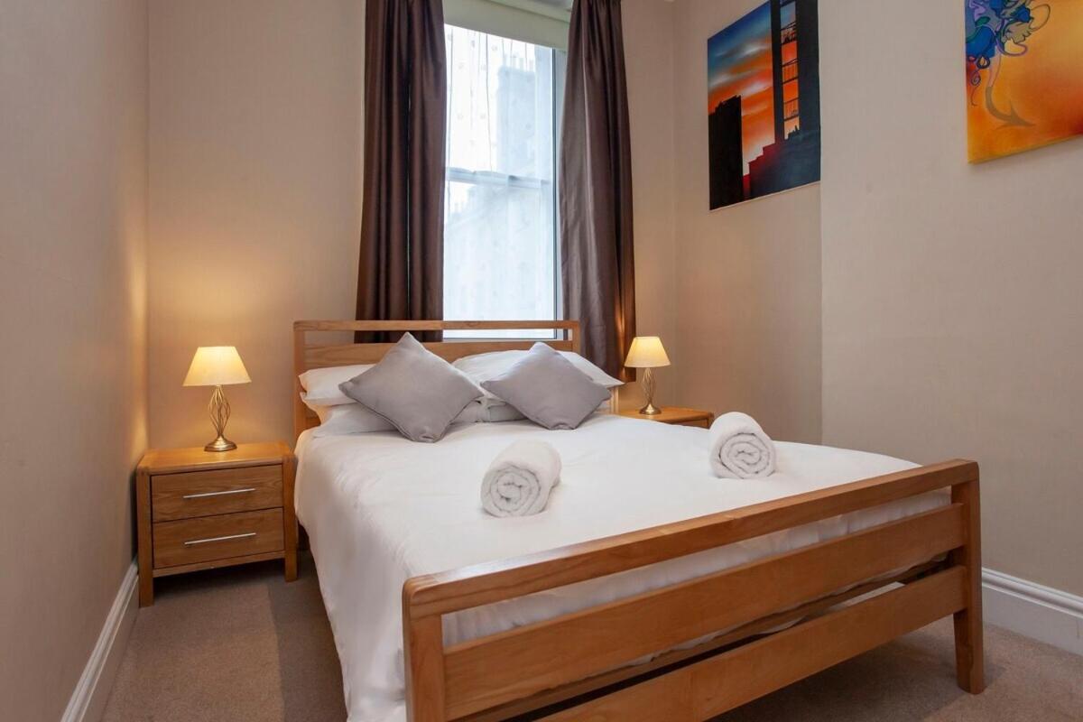Spacious Central Bath Apartment with Terrace - 3