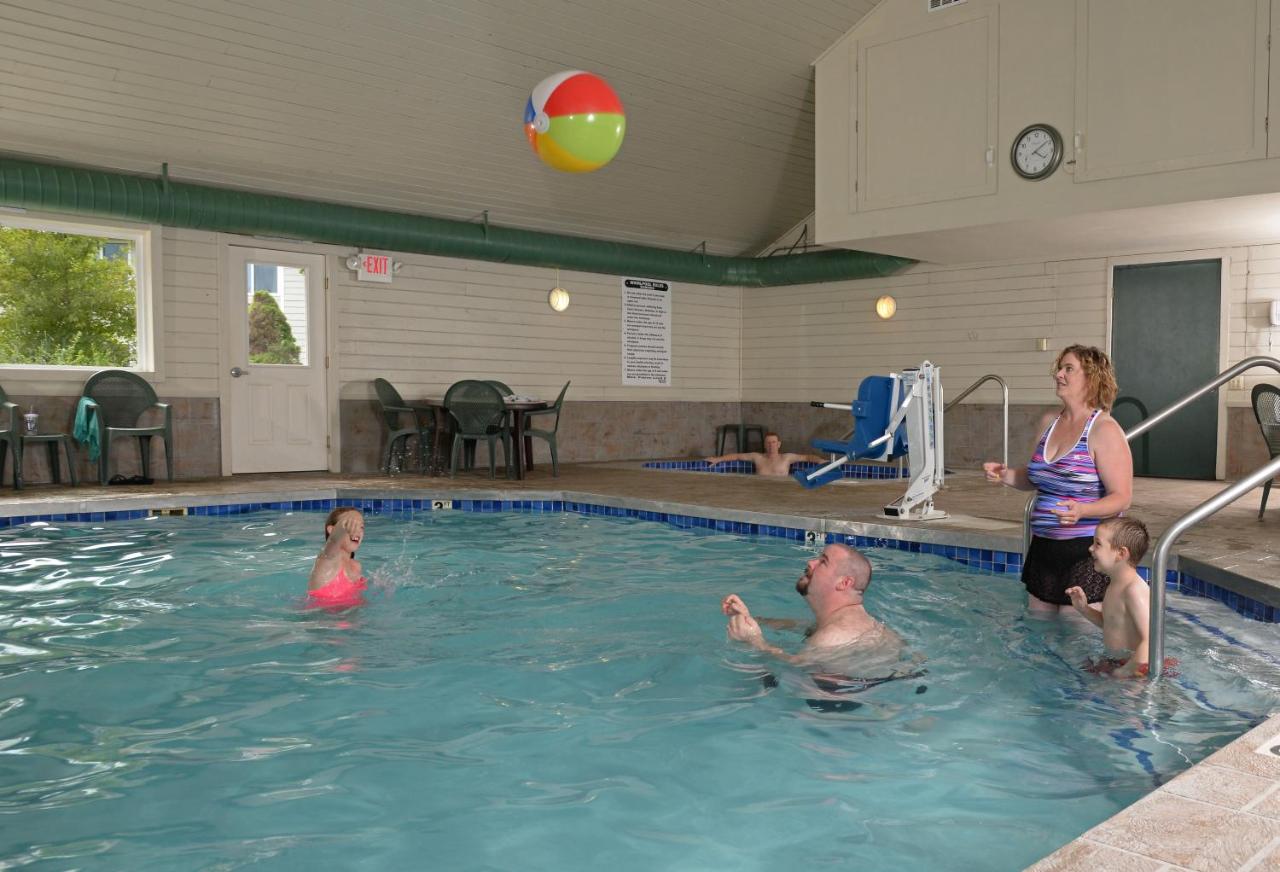 Heated swimming pool: Parkwood Lodge