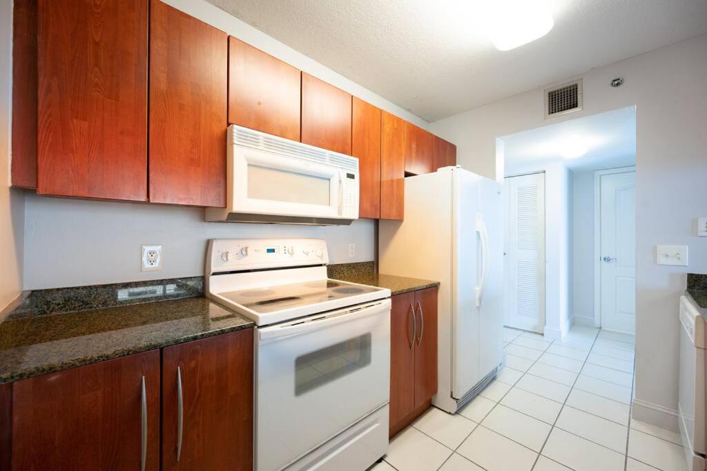 Splendid 1 Bed Apartment • Brickell • Water Views - 2