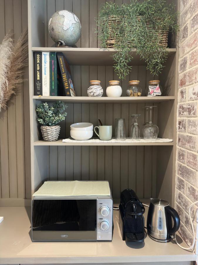 Camellia Cottage - Bay Room - 2