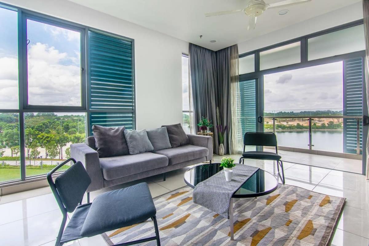 Lux 3BR Suite Puteri Harbour Near Legoland & Hello Kitty with Water Views - 4