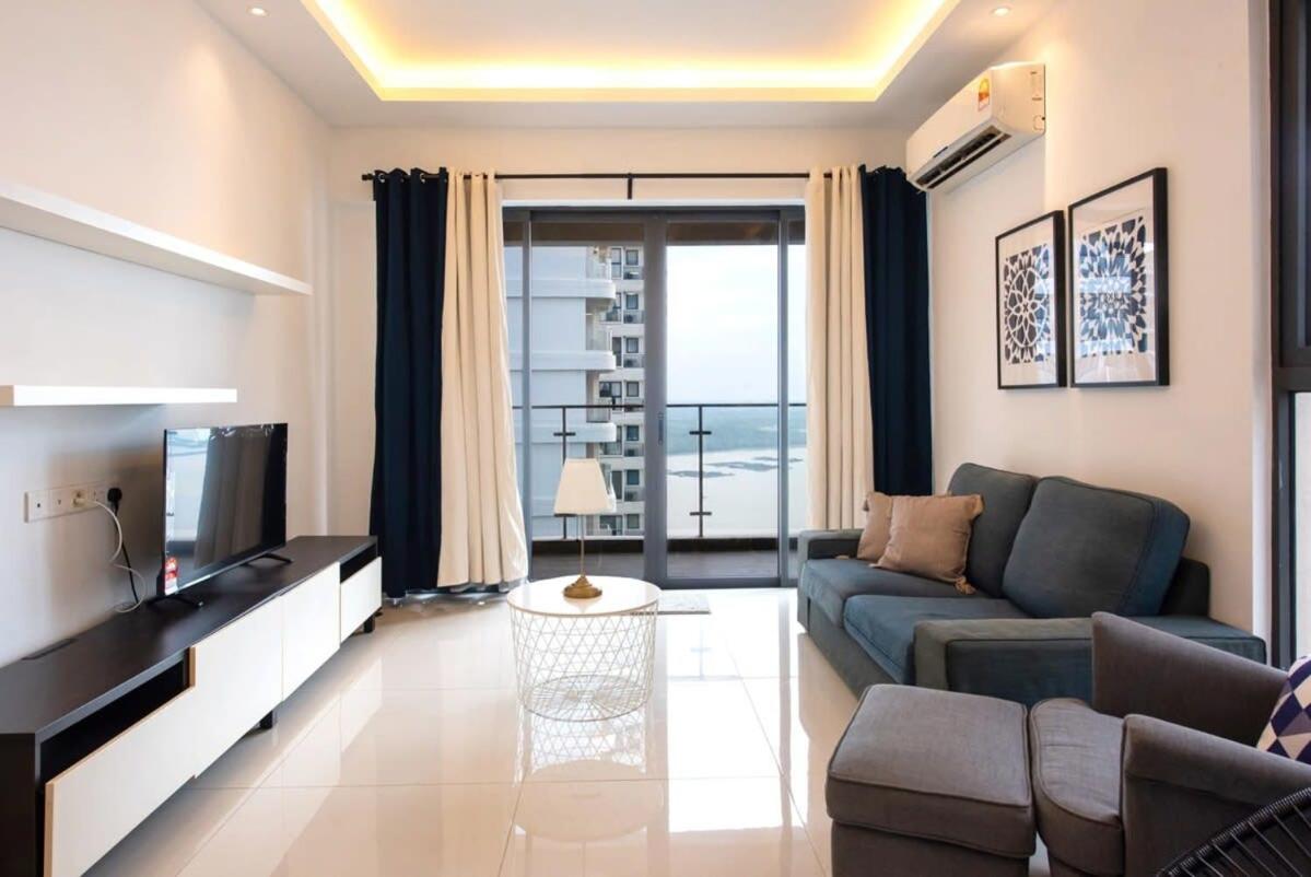 Comfy 3BR Apt in Danga Bay FREE Parking Sea View - 4