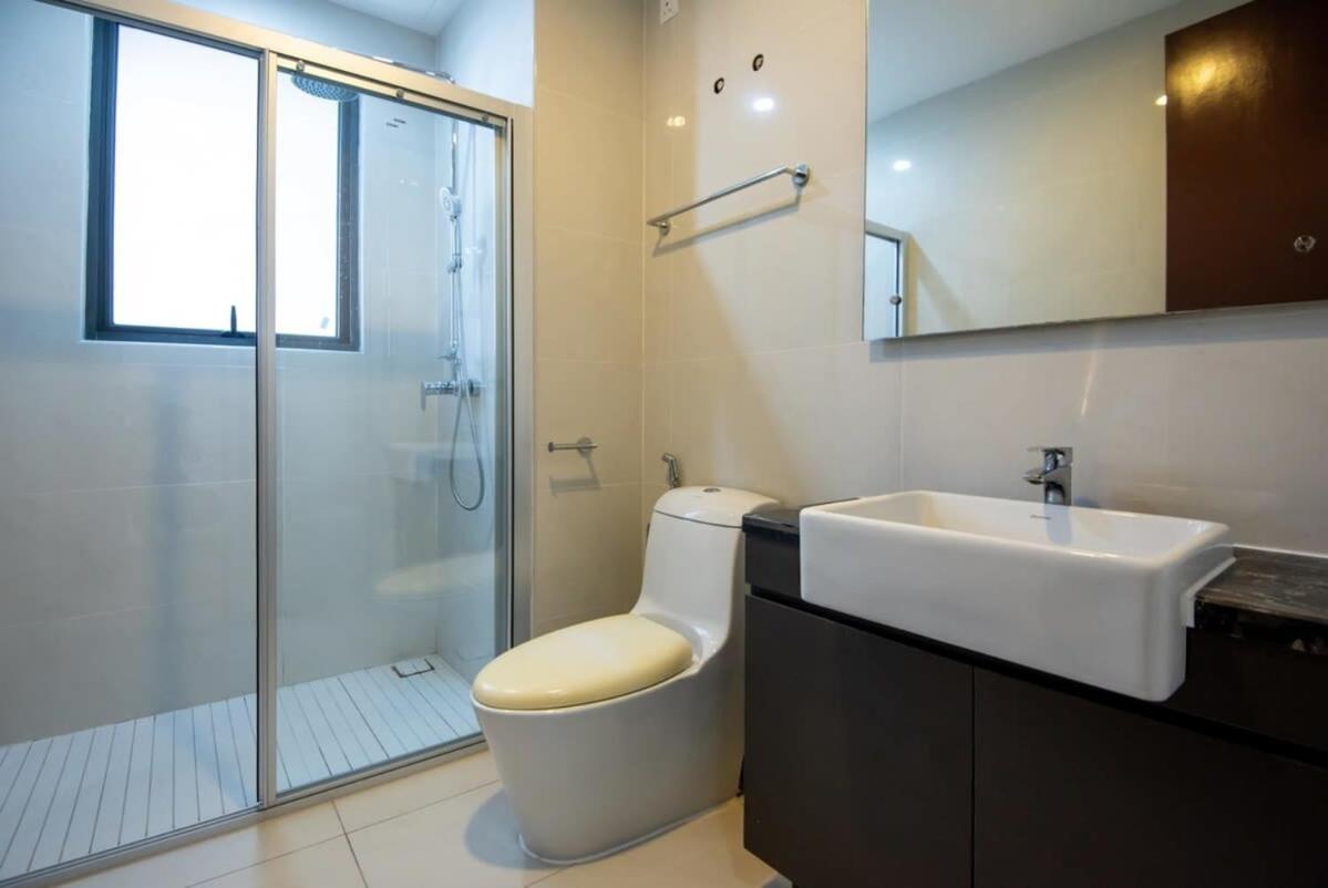 Chic 3BR in Danga Bay with Water Views & Parking - 3