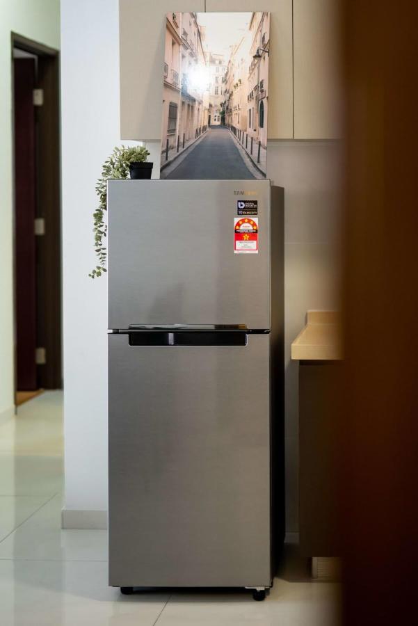 Chic 3BR in Danga Bay with Water Views & Parking - 5