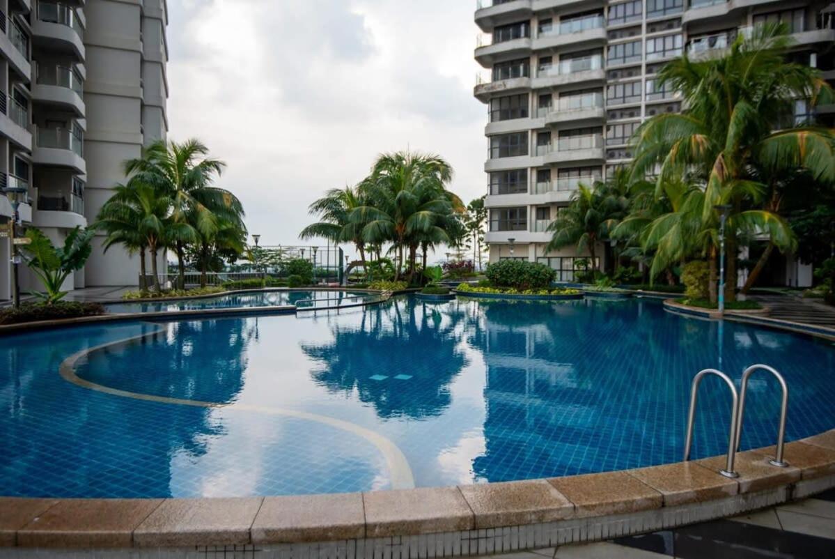Chic 3BR in Danga Bay with Water Views & Parking - 4