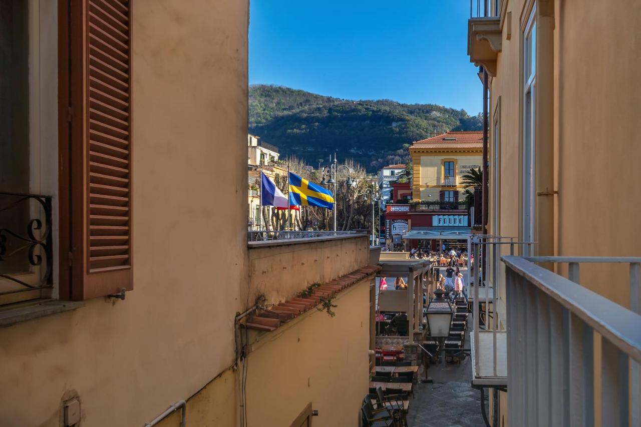 Lovelia: Sorrento Square Lovely Suite - 5