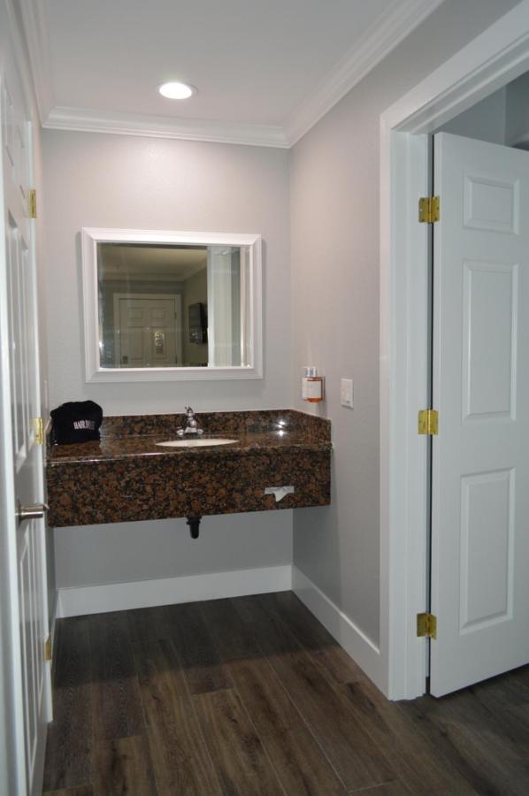 Fairview Inn & Suites — photo 17