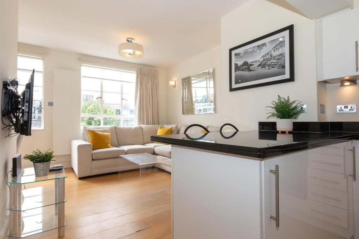 Bright & Spacious Top Floor Apartment in Chelsea - 4