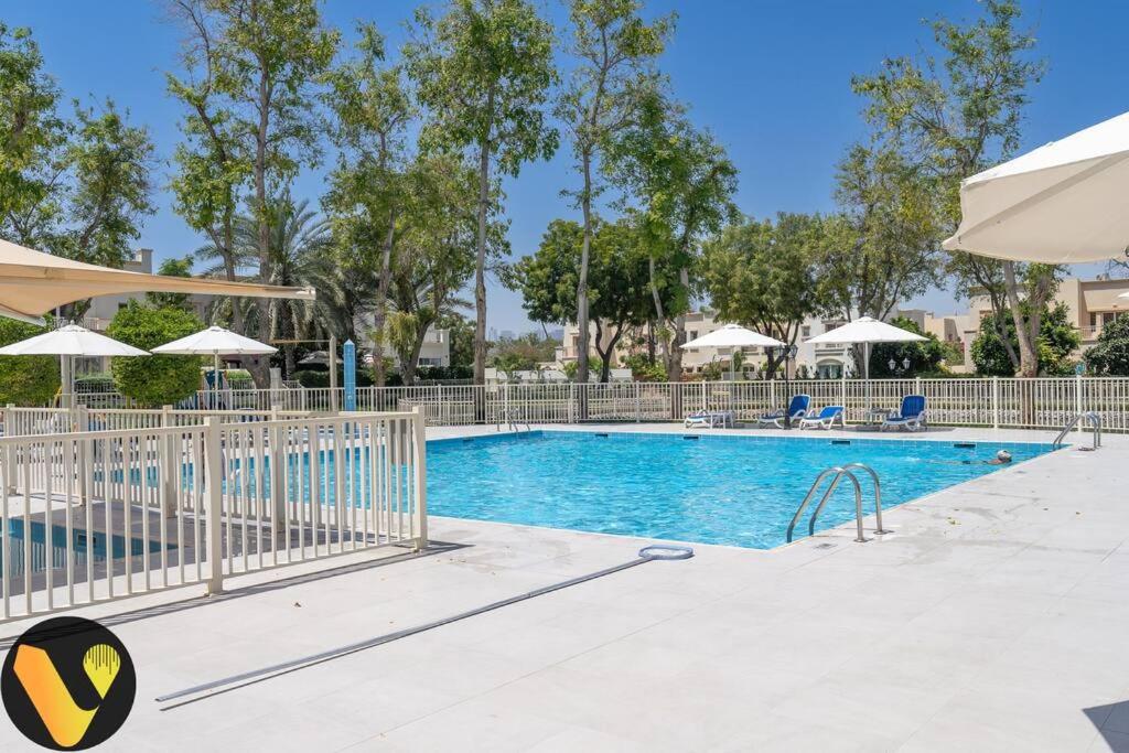 Vogue Vacation Homes, Springs Emirates Living near The Springs Souk, JBR, Marina, Mall of the Emirates, Spacious Villa with Garden and access to Lake and all Amenities in the Community - 4