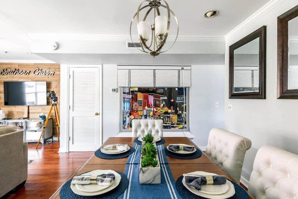 Walk To Broadway Charming Modern Historic Townhome - 4