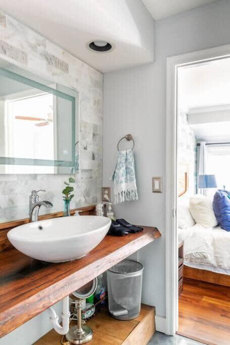 Walk To Broadway Charming Modern Historic Townhome - 3