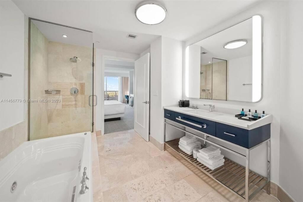 Fontainebleau Miami Beach Junior Suite - 2