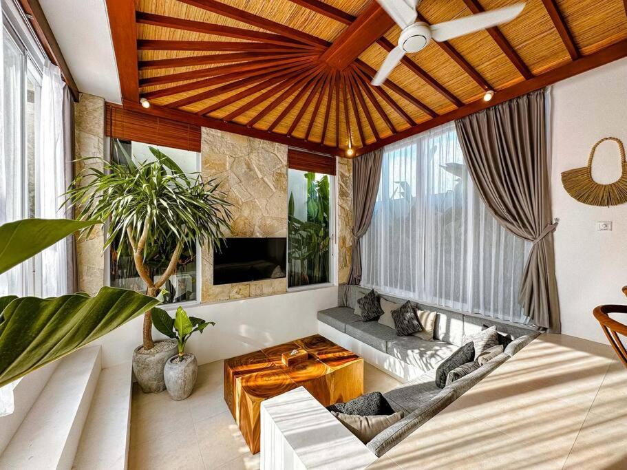 Villa Nakula - Architectural Canggu 3 Level Villa 5 mins to Beach