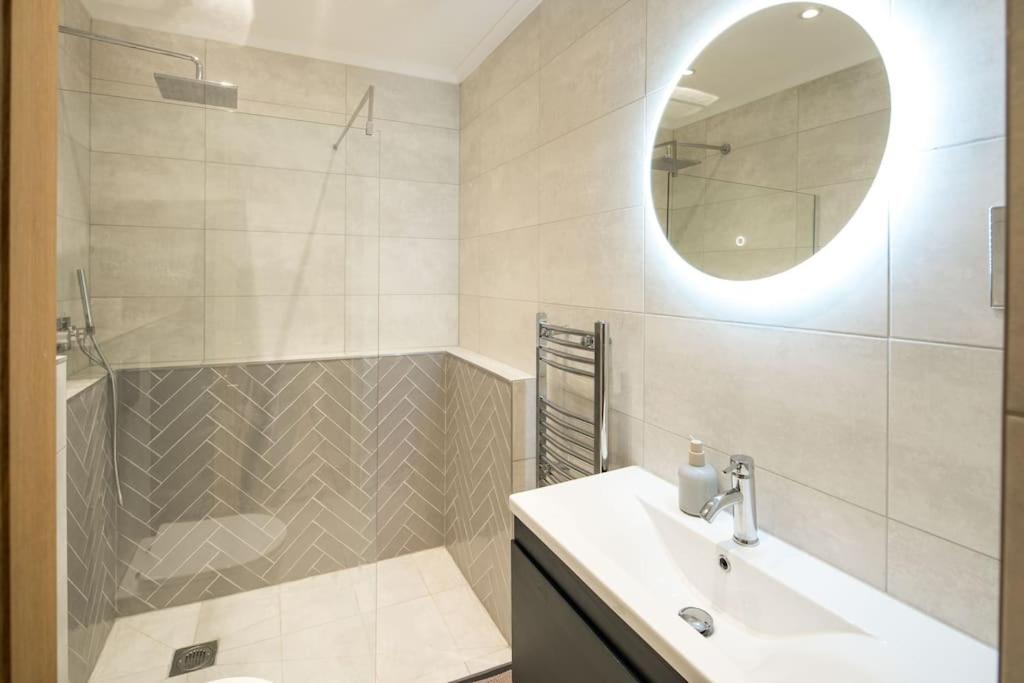 Stylish 2 Bed Flat in Holland Park/ Notting Hill - 3