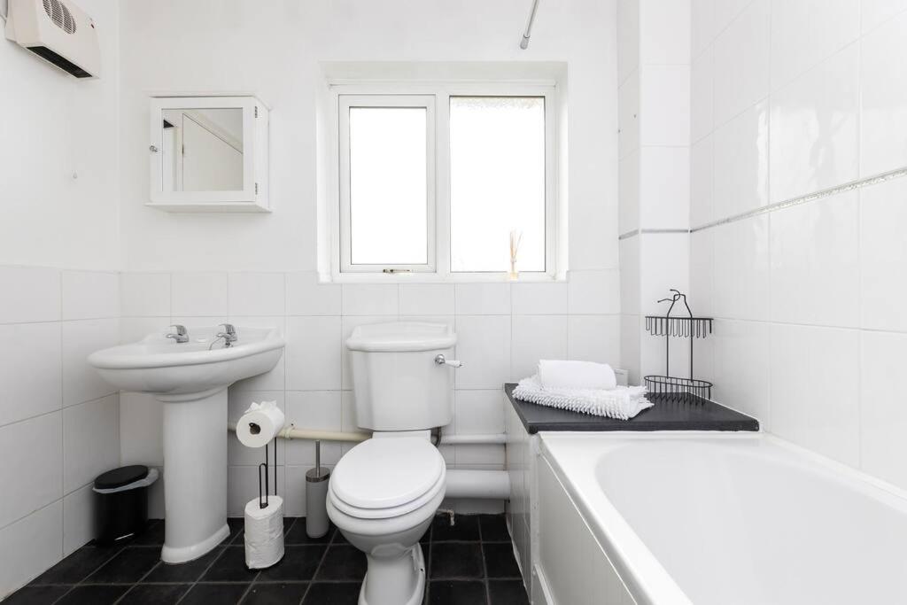Beautiful House by Station with Private Parking - 5