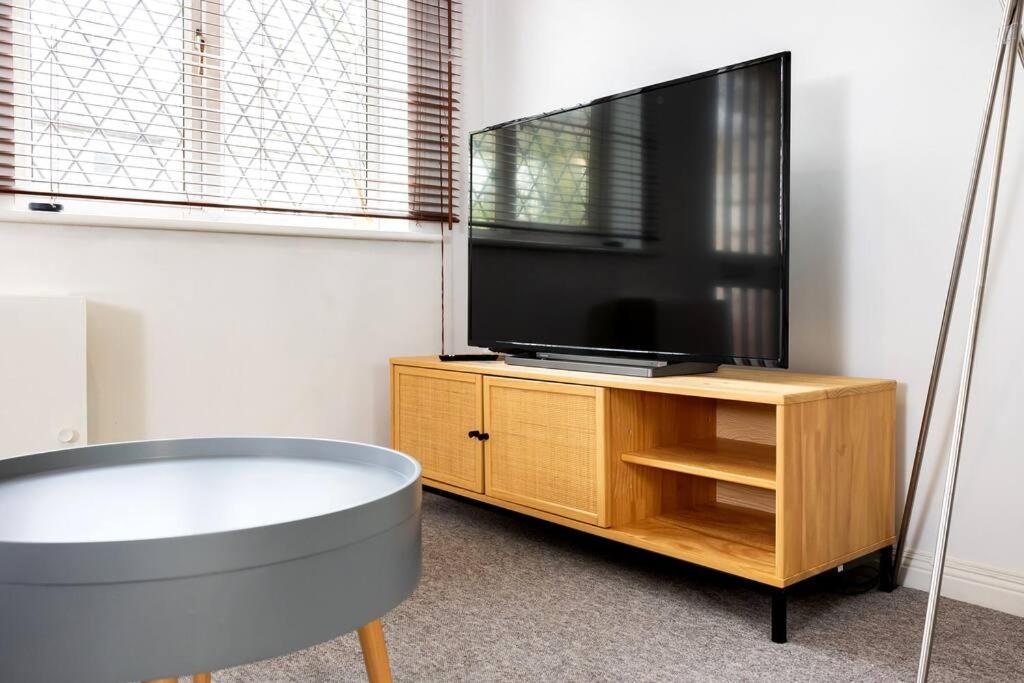 Beautiful House by Station with Private Parking - 3