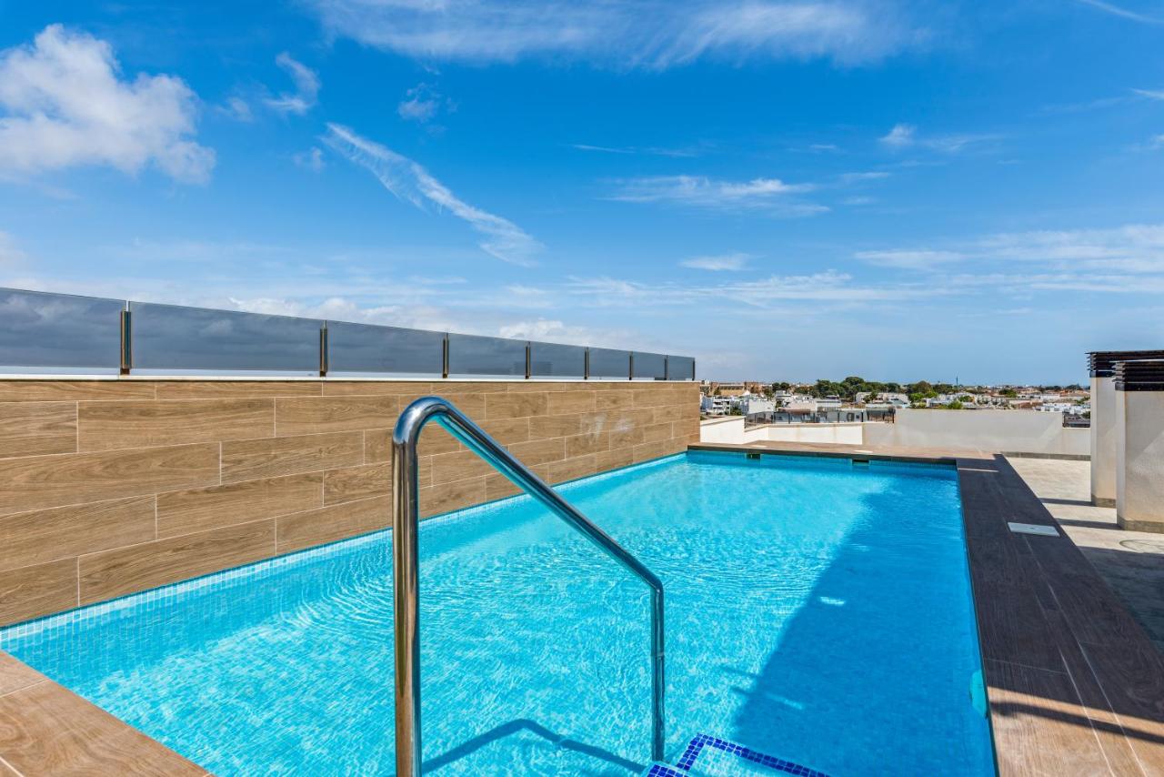 Piscina y Exterior