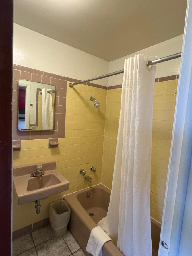 Holiday Motel — photo 15