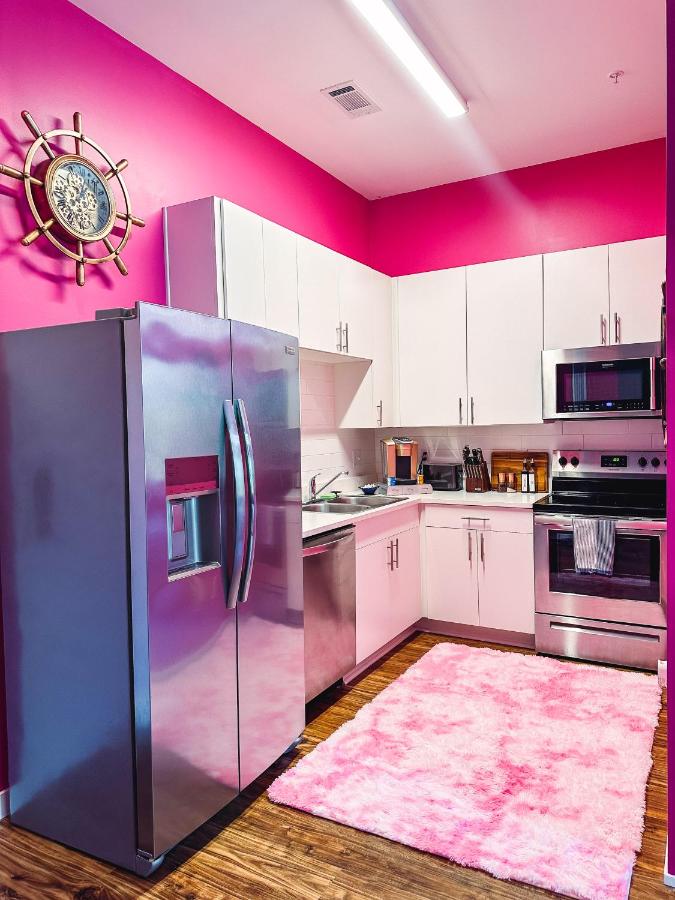 Dolly's Yacht Club - Cozy Retreat Near Broadway - 2