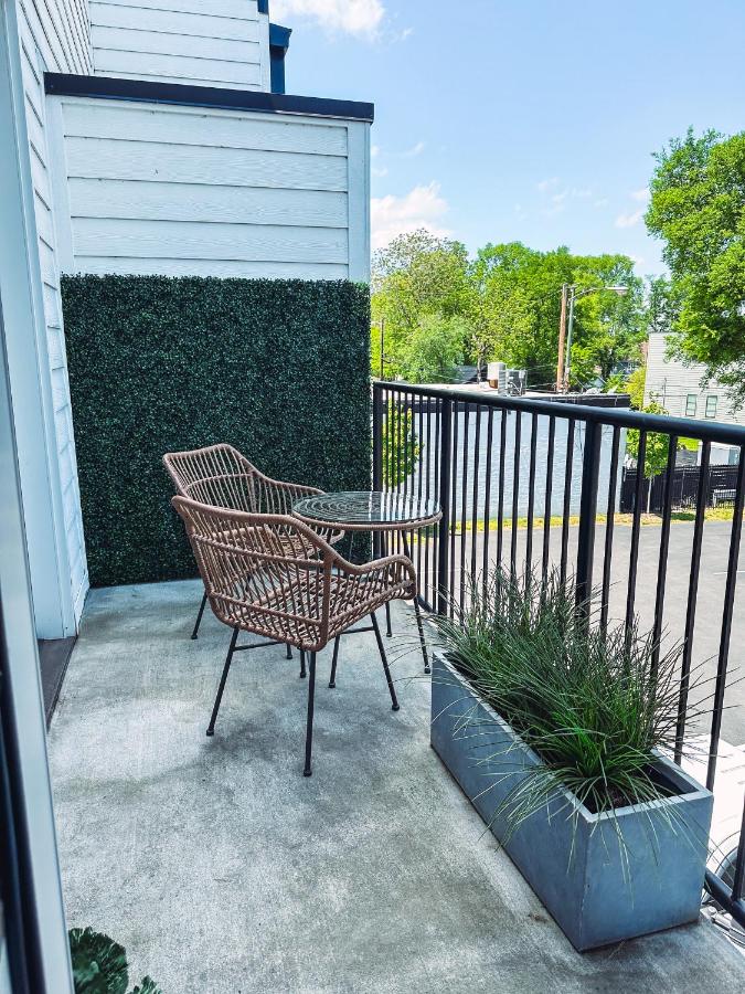 Dolly's Yacht Club - Cozy Retreat Near Broadway - 3