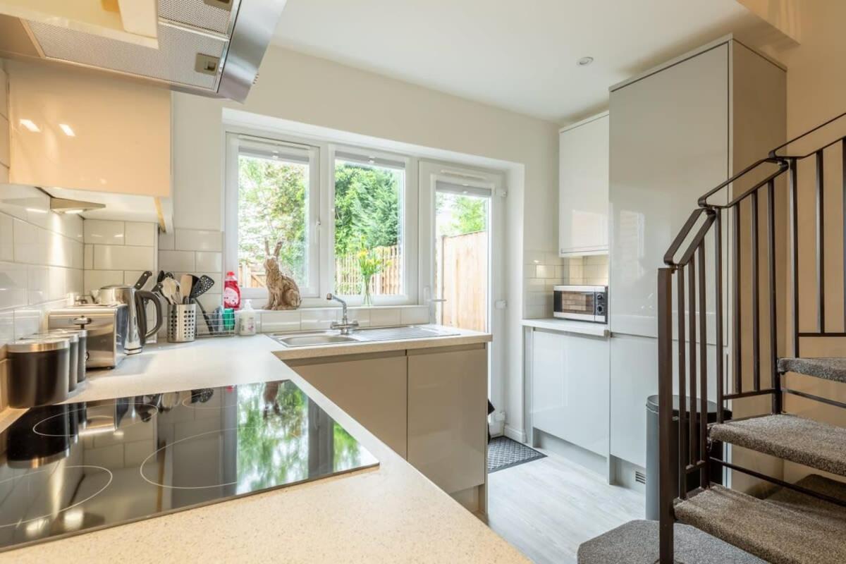 Delightful CENTRAL Duplex - 2 Mins To Station - 4