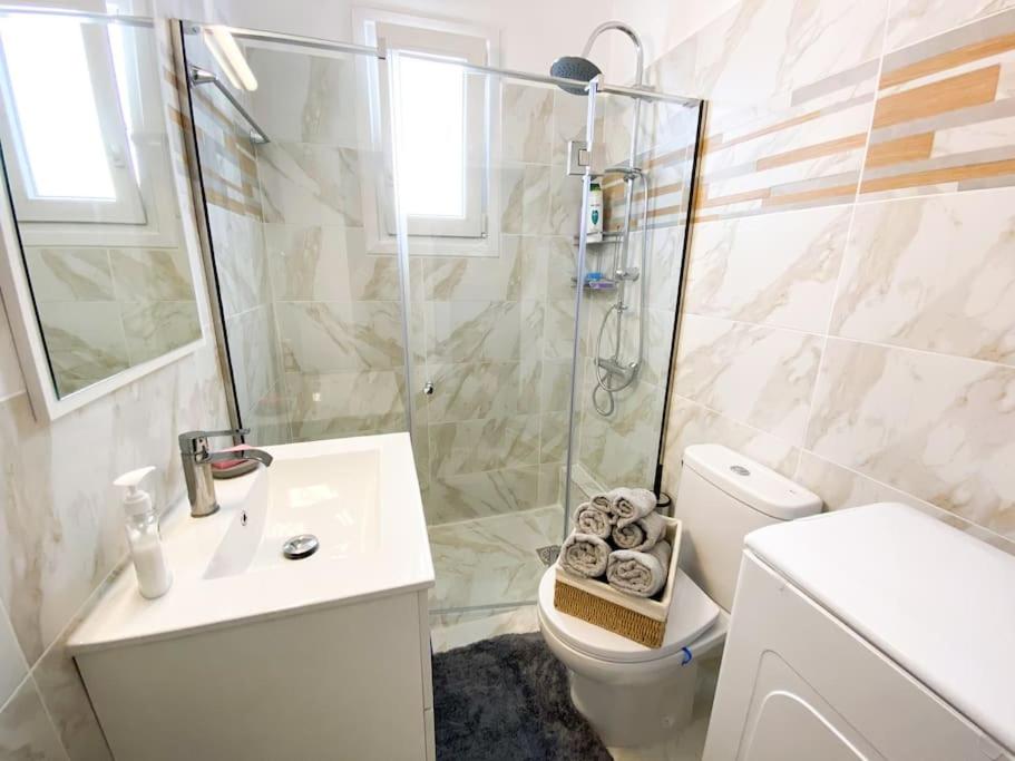 6th Floor Apartment in Athens - 3