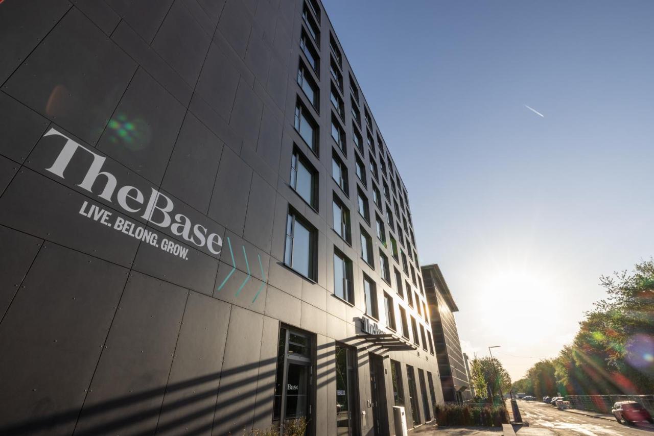 The Base Munich in Munich - The Base Munich: Llega como Huésped, Vive como un Local.