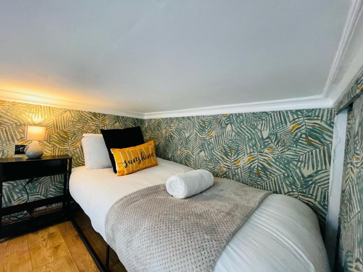 Modern studios Malvern Road - 4