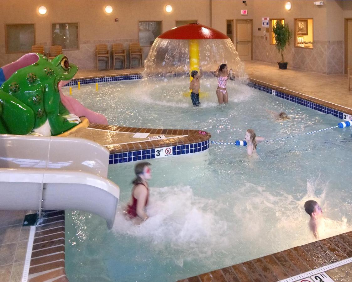 Heated swimming pool: ClubHouse Hotel Sioux Falls