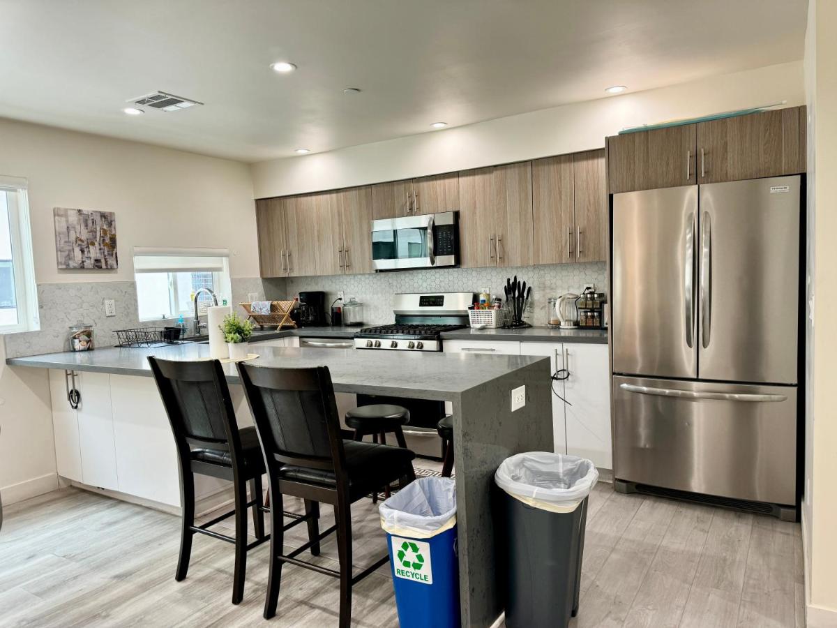 Cozy Chamber 3 BR Hollywood Townhouse - 4