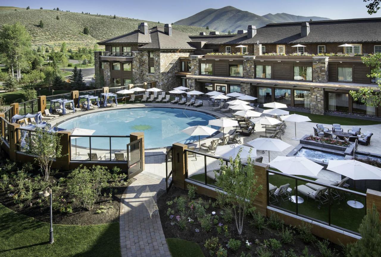 Heated swimming pool: Sun Valley Resort