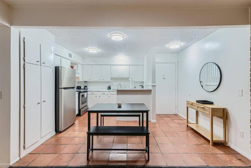 2B Getaway - Sleeps 6 - Pool, Pkg - Walk Dtwn - 2