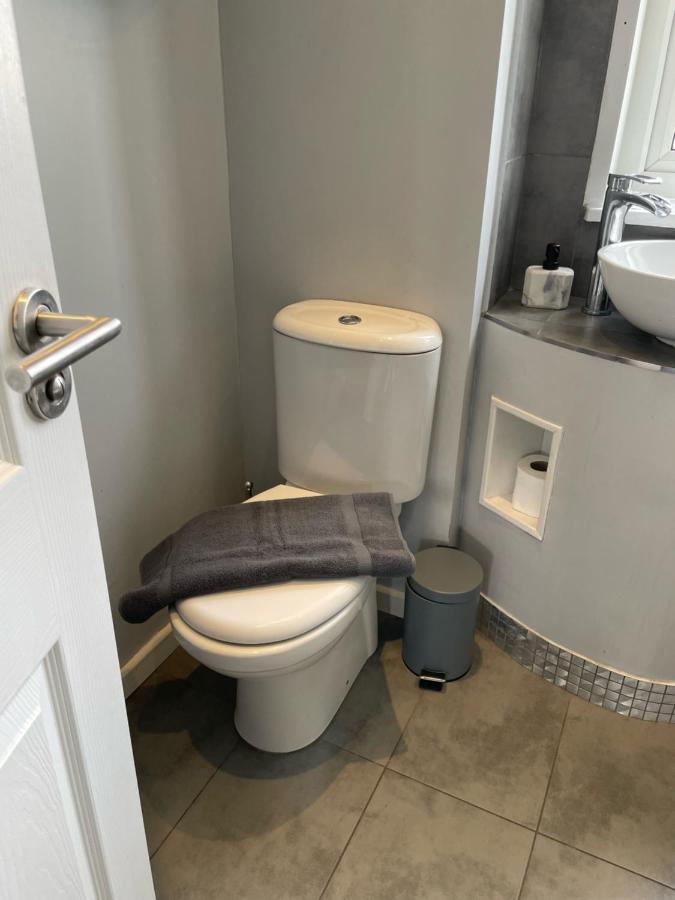 Top Floor 1 Bedroom Apartment with views over London - 2