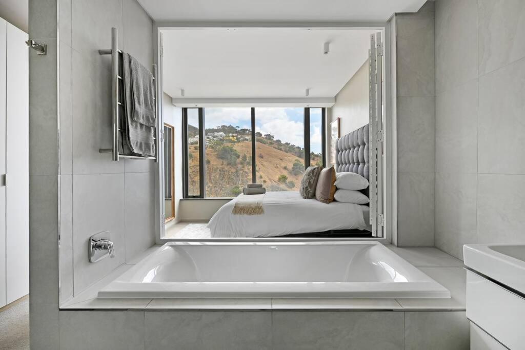 Sara - Modern City Centre Apt - views! - 3